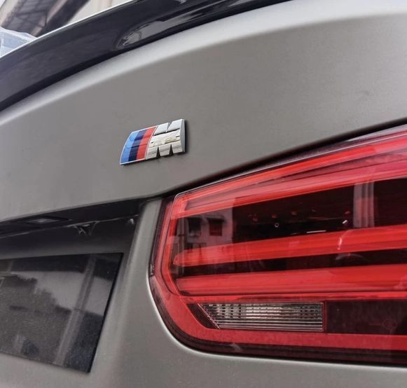 Металева наклейка на багажник для BMW в стилі "M" 453 фото