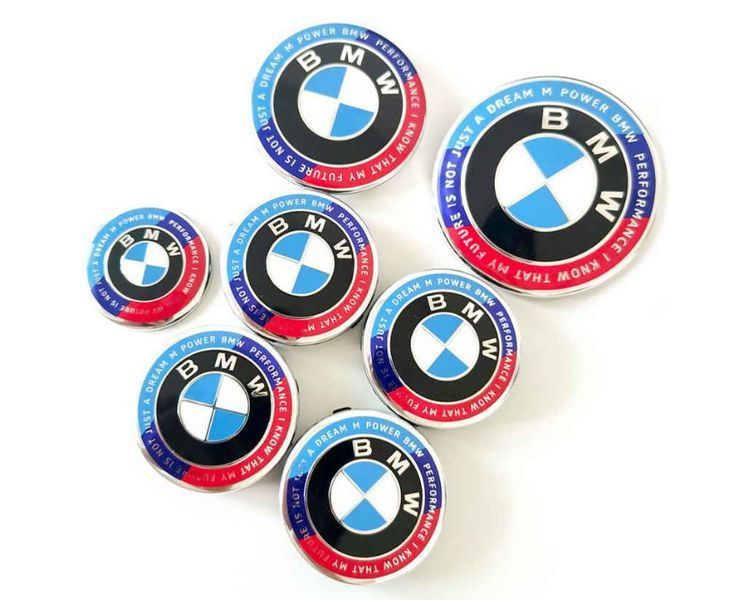 Юбилейный значок на 50 лет. Значок Ф30 BMW F30 M PERFORMANCE. Эмблема БМВ 82 мм. 1631 фото