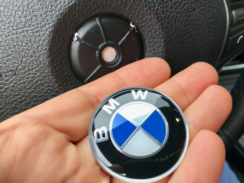 Значок на кермо BMW бмв 45 мм емблема на кермо 307 фото