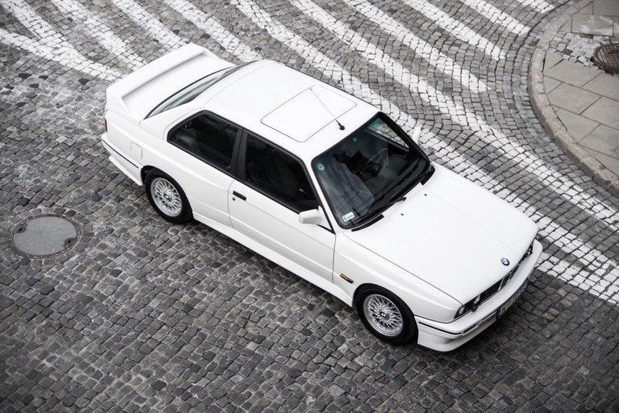 Модель автомобіля BMW M3 1987, масштаб 1:43, біла, мініатюрна БМВ M3 E30 1987 2009 фото