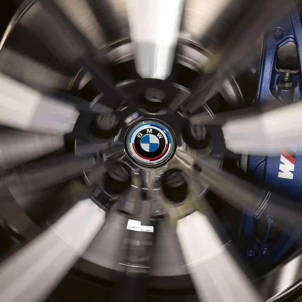 Ювілейні Фіксовані статичні ковпачки у диски BMW 50 Years Заглушки у диски БМВ 50 років 65 68 мм 2202 фото