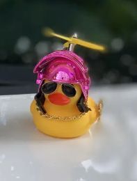 Уточка резиновая в розовом шлеме Гонщик утка в машину на торпеду 1695 фото