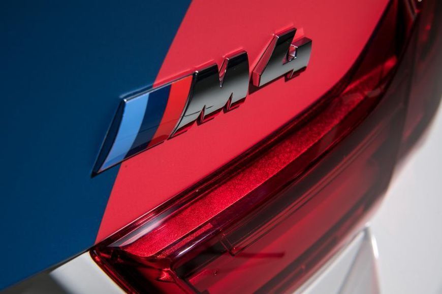 Шильдик логотип эмблема BMW M4, эксклюзивный аксессуар для тюнинга багажника БМВ, чёрного цвета. 1981 фото