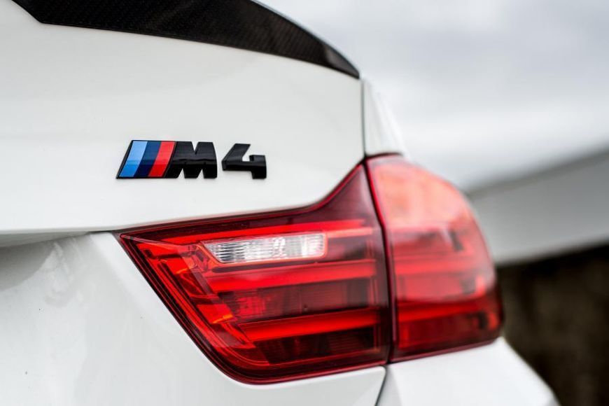Шильдик логотип эмблема BMW M4, эксклюзивный аксессуар для тюнинга багажника БМВ, чёрного цвета. 1981 фото