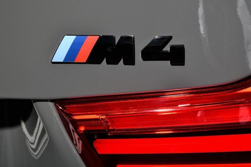 Шильдик логотип эмблема BMW M4, эксклюзивный аксессуар для тюнинга багажника БМВ, чёрного цвета. 1981 фото