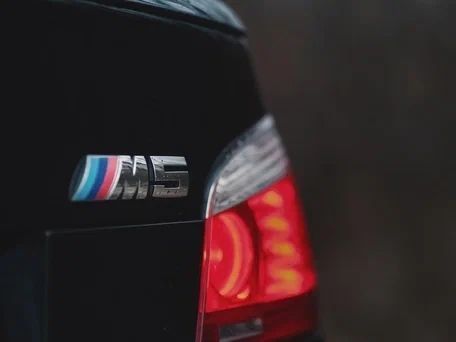 Шильдик логотип емблема BMW M5, ексклюзивний аксесуар для тюнінгу багажника БМВ. 1982 фото