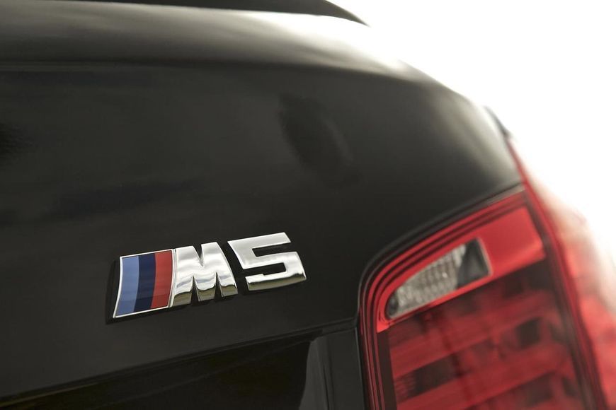 Шильдик логотип емблема BMW M5, ексклюзивний аксесуар для тюнінгу багажника БМВ. 1982 фото