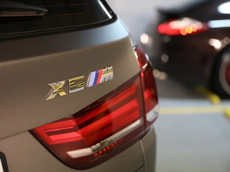 Шильдик логотип эмблема BMW Х5 M, стильный аксессуар для тюнинга багажника вашего БМВ. 1985 фото