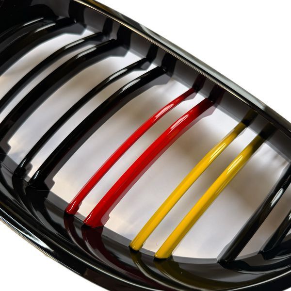 Решітки радіатора BMW 5 Series E60 E61 (2003-2010) &mdash; двохреберні, глянець, червоно-жовті вставки 6464 фото